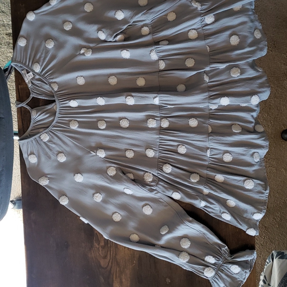 Blu Pepper Women's LS Blouse. Size Medium. Gray with textured dots.